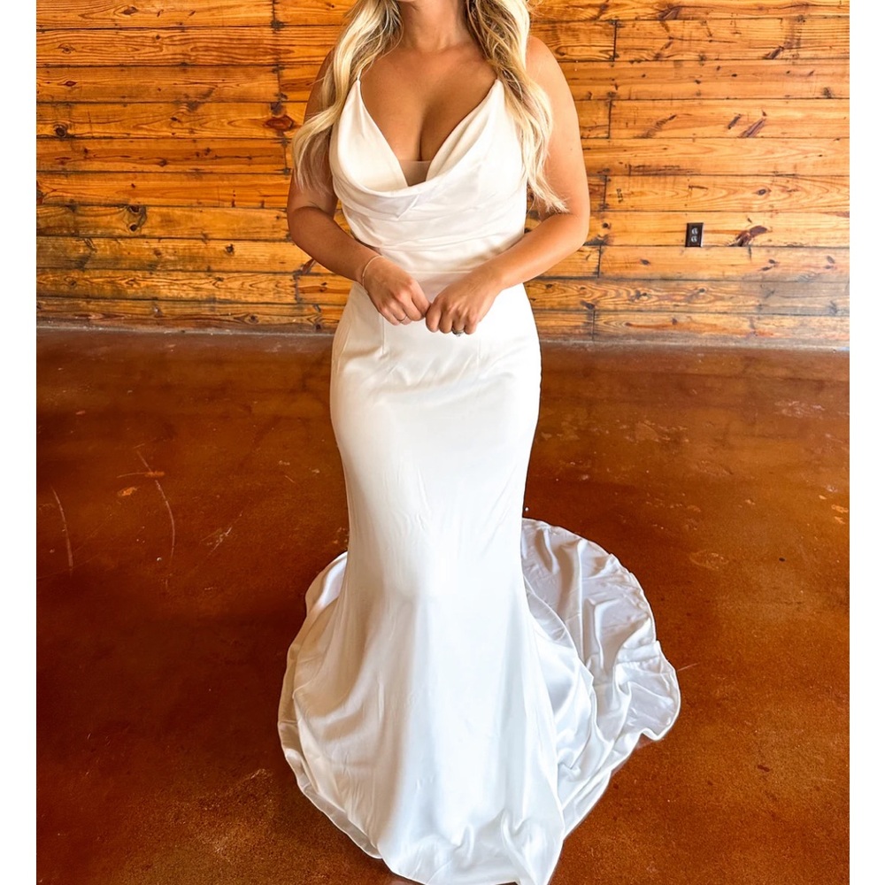 NWT LaDivine Arianna wedding dress. SIZE 2